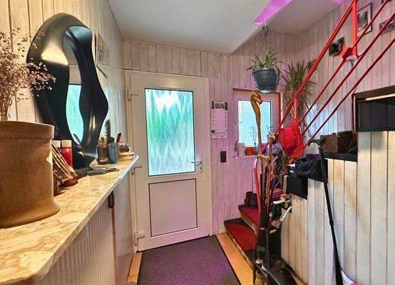 Eingangsbereich mit Treppenaufgang 