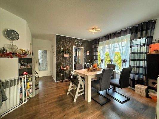 Essbereich mit großem Fenster und Gartenblick