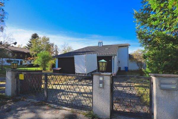 Zufahrt und Frontansicht