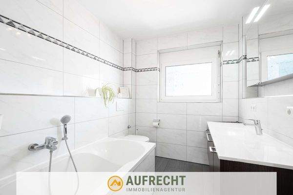 helles, modernes Tageslicht-Badezimmer