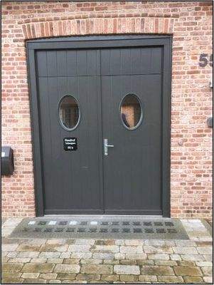 Zweiflügelige Eingangstür