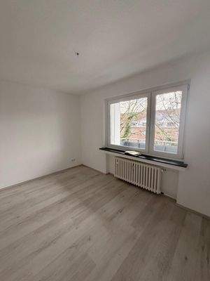 Leeres Zimmer mit Fenster