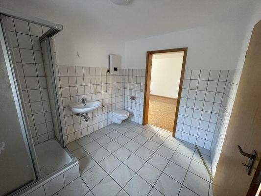 2-Zimmer-Wohnung: Tageslichtbad mit Dusche