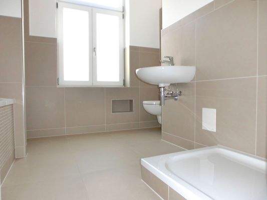 Badezimmer mit Dusche und Fenster.JPG