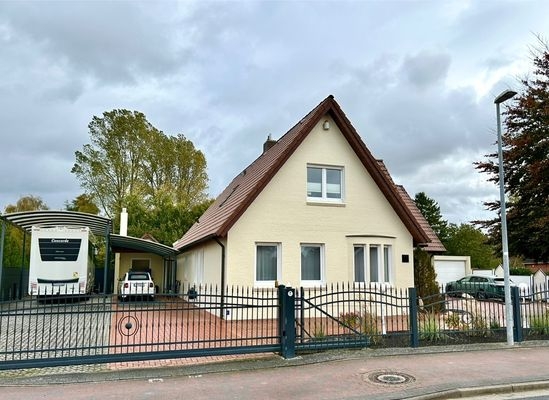 Außenansicht mit el. Toranlage