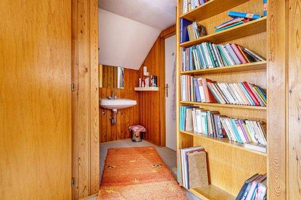 Kleine Waschmöglichkeit im Dachgeschoss.