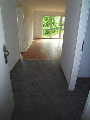 Flurbereich mit Blick in die offene Wohn-/ Küche 