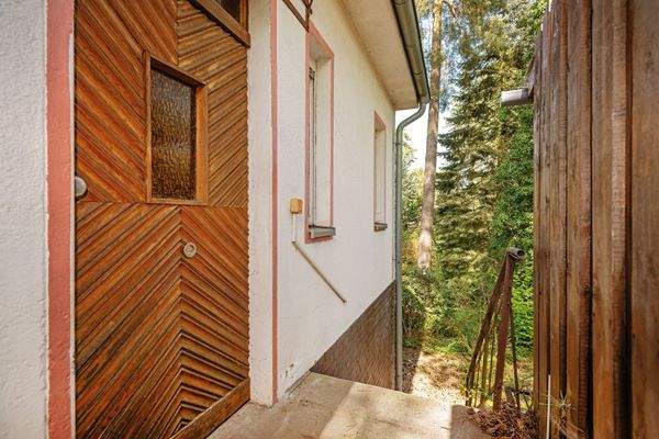 Hauseingang mit Treppe zum Gartenbereich