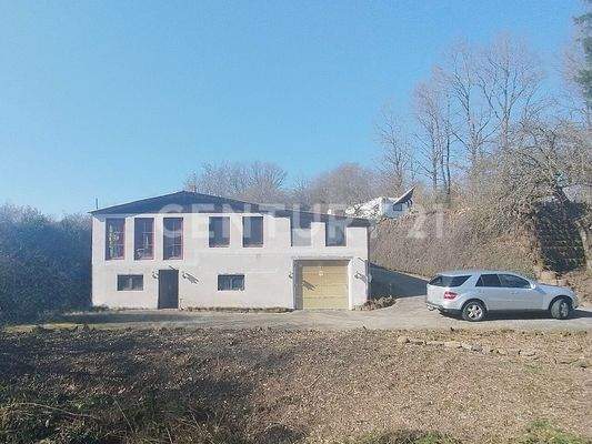 Die Rückansicht mit großer Doppelgarage