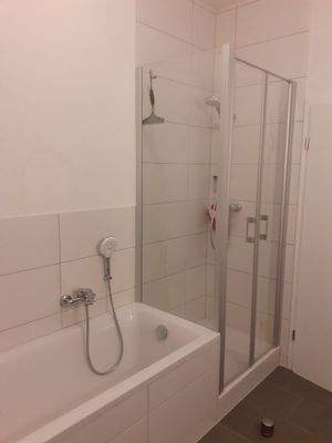 Bad mit Dusche und Badewanne