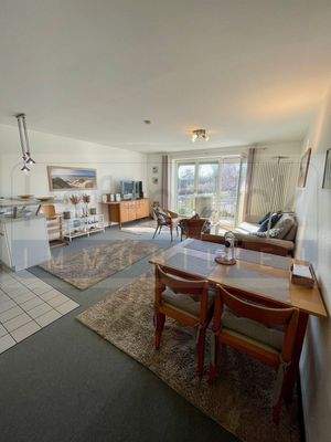 Wohnzimmer lichtdurchflutet