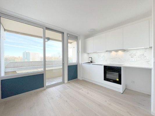 Sehr große Fensterfront mit großem Balkon