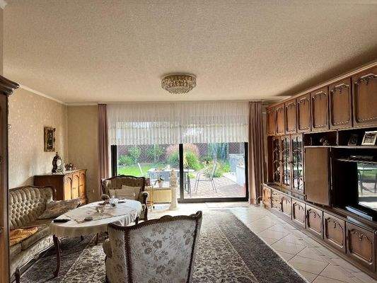 Wohnzimmer mit Ausgang zu Terrasse + Garten