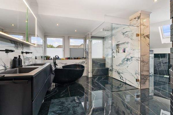 ... und Doppelwaschbecken ...