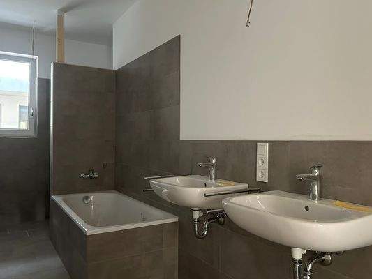 Badezimmer (Dusche, Badewanne, 2 Waschbecken)
