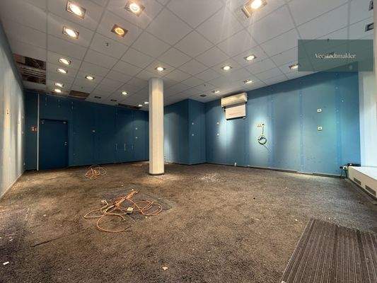 Helle Verkaufsfläche gegenüber der LMU