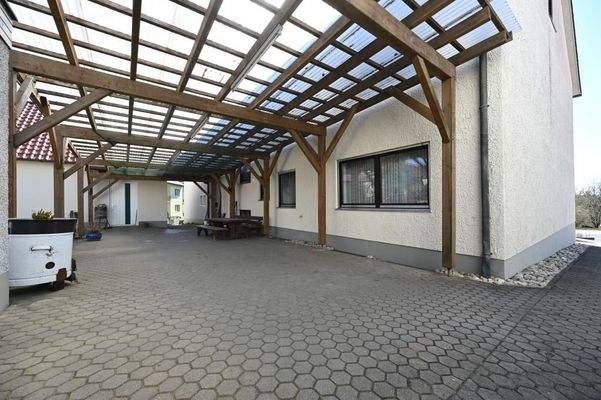 Hinterhof mit Überdachung