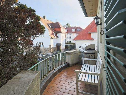 Balkon mit Südost-Ausrichtung und Blick in die ruhige Nachbarschaft