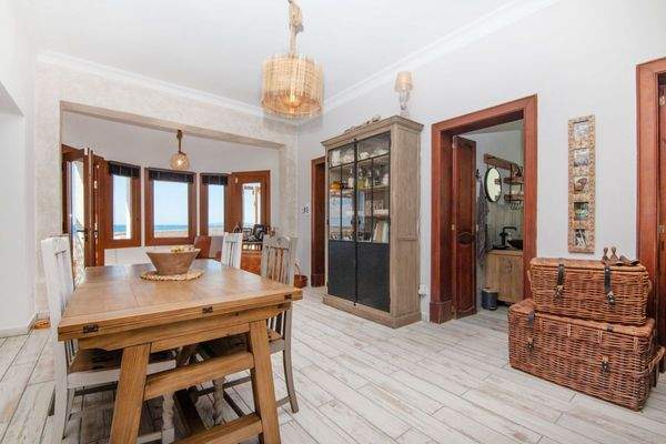 Lichtdurchfluteter Wohn- und Essbereich