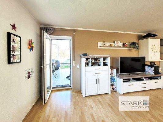 EG Wohnzimmer Balkonzugang.jpg