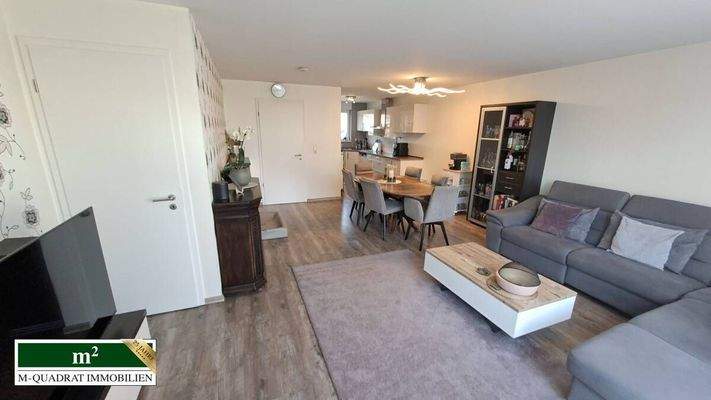 Wohnzimmer mit Blick in den Küchenbereich