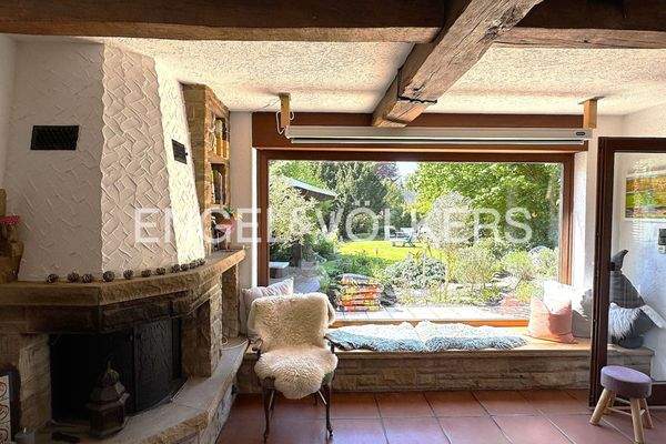 Kaminzimmer mit Blick in den Garten