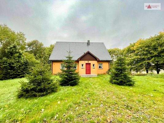 Vorderansicht mit Vorgarten