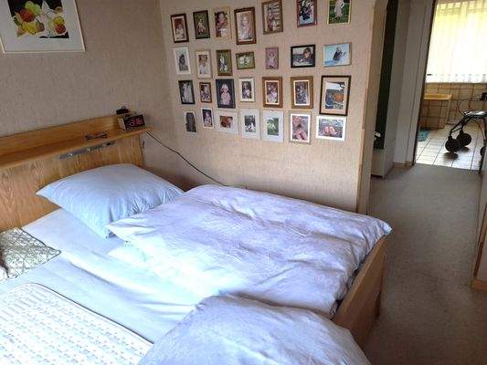 Schlafzimmer zu Ankleide und Bad