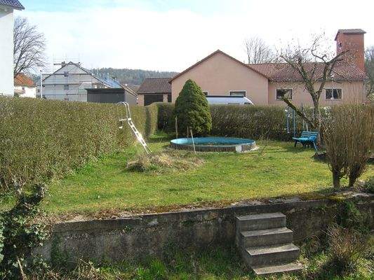 Garten mit Swimmingpool