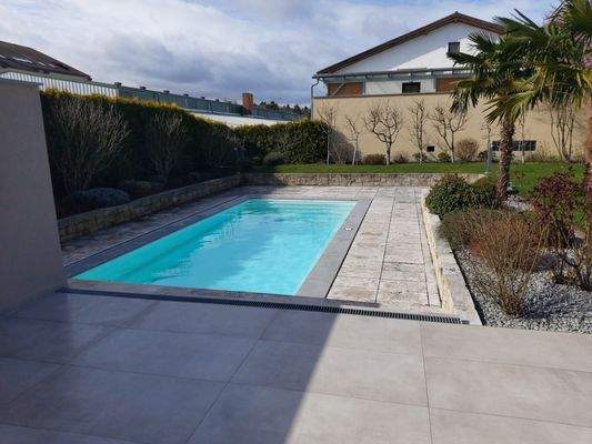 Blick zu Pool und Garten