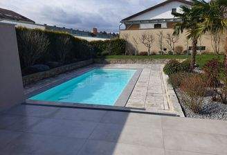 Blick zu Pool und Garten