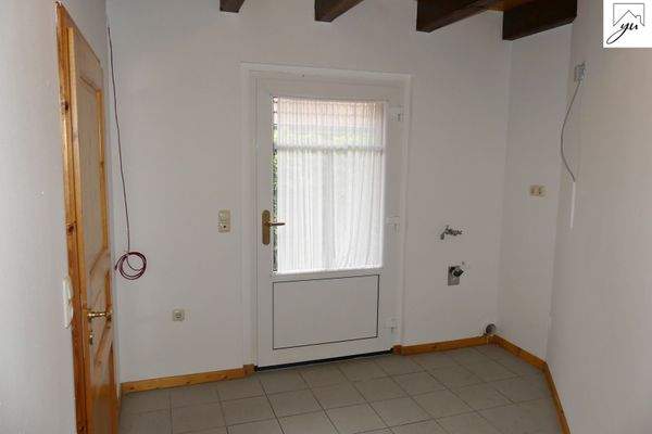 Hauswirtschaftsraum mit Zugang zum Garten und Garage