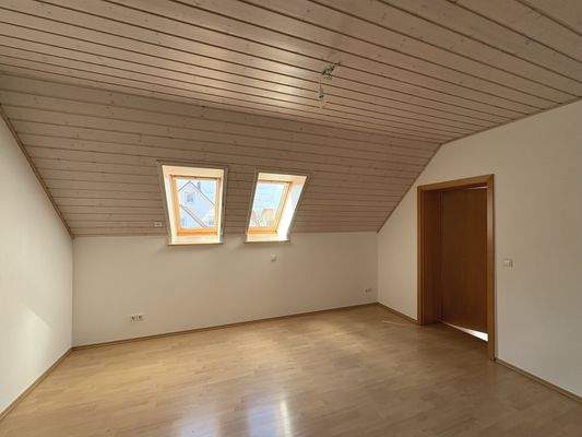 Schlafraum mit Zugang zum ausgebauten Dachspitz Garage