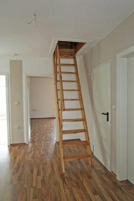 Holztreppe zum Spitzboden