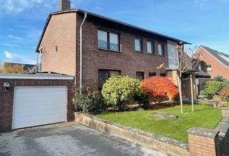 Hausansicht mit Garage