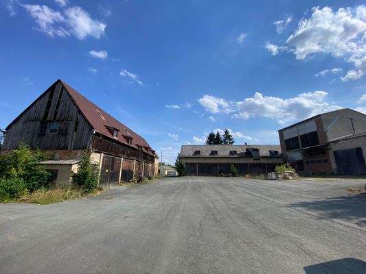 Halle mit Blechdach (1).JPG