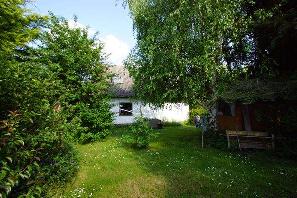 Blick vom Garten zum Haus