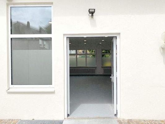 Eingangstüre von Außen in Palettenbreite