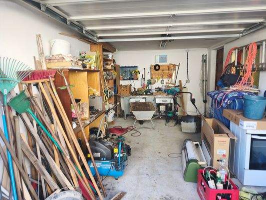 Nebengebäude Blick in Lagergarage-Werkstatt