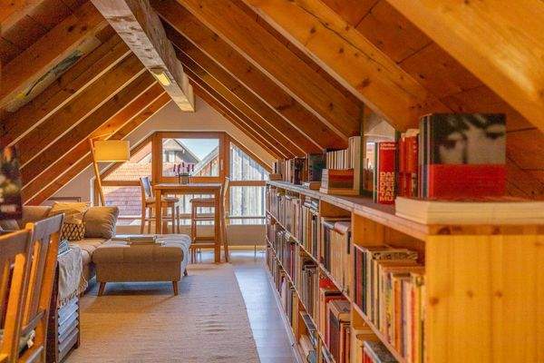 Wohnen über dem See – Charmante Maisonettewohnung mit Alpenpanorama