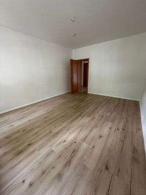 Leeres Zimmer mit Holzfußboden