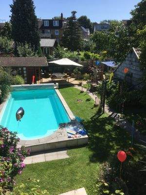 Pool von oben im Sommer