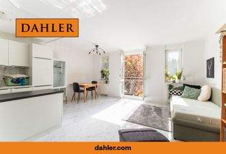 Wohnbereich mit Zugang auf Balkon