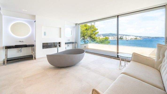 Villa in erster Meereslinie zum Verkauf in Cala Vinyes, Mallorca