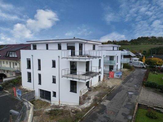 Außenansicht mit Zufahrt zur Tiefgarage