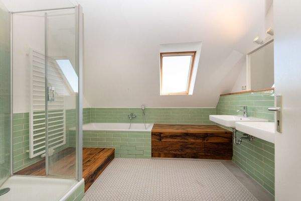 Wannen- und Duschbad im Dachgeschoss
