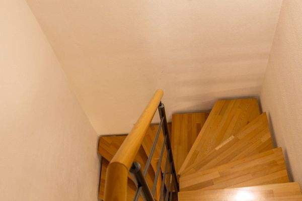 Zauberhafte Maisonette-Gartenwohnung mit XXL-Garage, Carport und eigenem Garten – Baujahr 2007