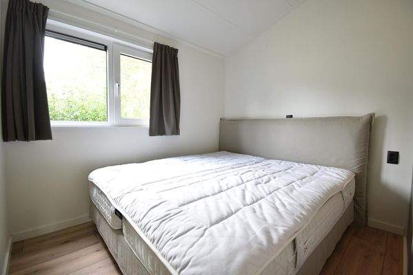 ferienhaus-kaufen-biddinghuizen-hauptschlafzimmer-