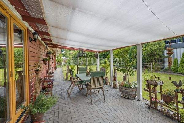 Überdachte Terrasse + Garten