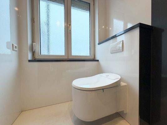 Bad: das hochwertige Dusch-WC ist ein Komfortdetail, das den Raum noch mehr aufwertet